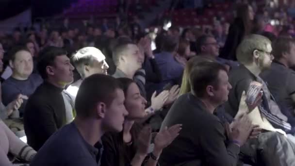RUSSIA, MOSCOW - 12 JUNI: Skål for publikum ved rockkoncerten i en koncertsal. Festfolk til popkoncert. Folk kom for at se boksekamp. – Stock-video