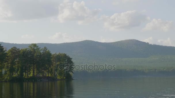 Lagoas bonitas com árvores e reflexões do céu. Árvores brilhantes do outono e seus reflexos na luz do sol da noite. Outono floresta lago céu — Vídeo de Stock