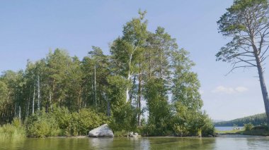 Göl kıyısında güzel mavi temiz su. Orman manzara suda yansıtılmış sahilinde