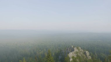 Açık doğal peyzaj perspektif. Büyük kayalar ve vadi yaz saati sırasında görünümüne. Orman kayalardan görüntülemek
