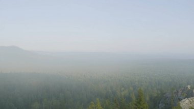 Açık doğal peyzaj perspektif. Büyük kayalar ve vadi yaz saati sırasında görünümüne. Orman kayalardan görüntülemek