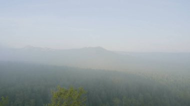 Açık doğal peyzaj perspektif. Büyük kayalar ve vadi yaz saati sırasında görünümüne. Orman kayalardan görüntülemek
