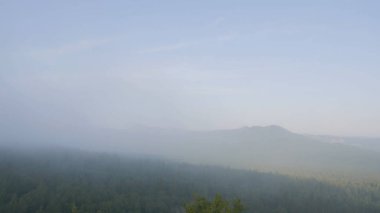 Açık doğal peyzaj perspektif. Büyük kayalar ve vadi yaz saati sırasında görünümüne. Orman kayalardan görüntülemek