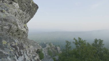 Açık doğal peyzaj perspektif. Büyük kayalar ve vadi yaz saati sırasında görünümüne. Orman kayalardan görüntülemek