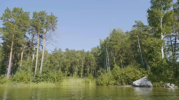 Göl kıyısında güzel mavi temiz su. Orman manzara suda yansıtılmış sahilinde