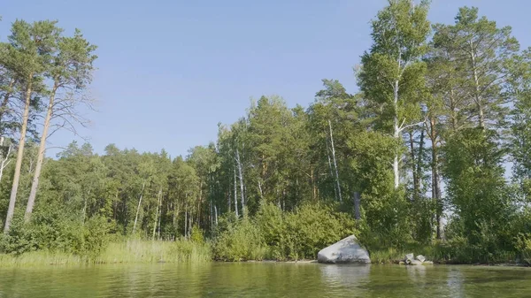 Göl kıyısında güzel mavi temiz su. Orman manzara suda yansıtılmış sahilinde