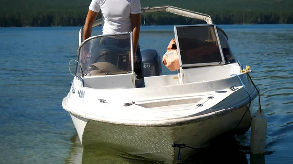 Bateau près du rivage, eau cristalline. Bateau nage jusqu'à la rive du lac de sorte que les gens sont descendus à terre — Photo