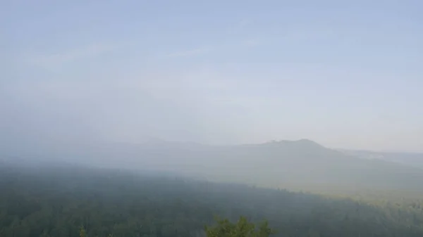 Paesaggio naturale esterno prospettiva. Massicce rocce e vista sulla valle durante l'estate. Vista dalle rocce della foresta — Foto Stock