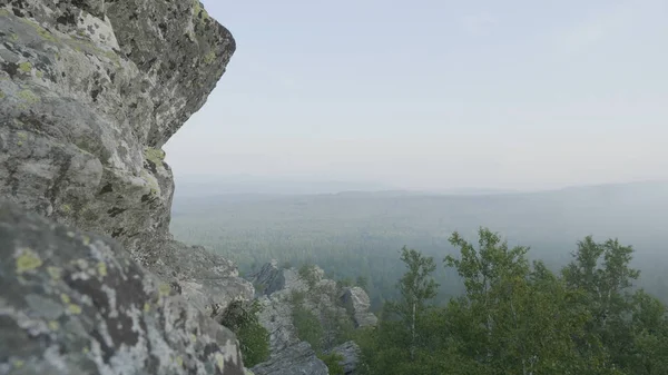 Açık doğal peyzaj perspektif. Büyük kayalar ve vadi yaz saati sırasında görünümüne. Orman kayalardan görüntülemek