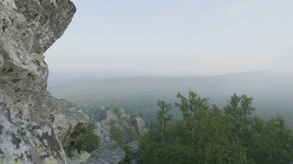 Відкрита природна ландшафтна перспектива. Масивні скелі і вид на долину в літній час. Вид з скель лісу — стокове фото