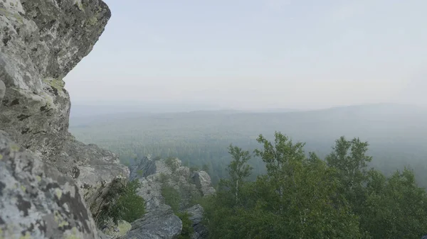 Açık doğal peyzaj perspektif. Büyük kayalar ve vadi yaz saati sırasında görünümüne. Orman kayalardan görüntülemek