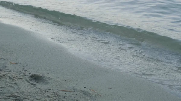 Zachte Golf van de zee op het zandstrand. Close-up detail van de schuimende zee golven wassen aan wal op het strand — Stockfoto