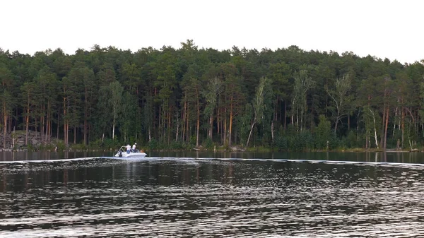 Les amoureux montent dans un bateau sur un lac. Amis ensemble se détendre sur l'eau. La belle nature autour — Photo