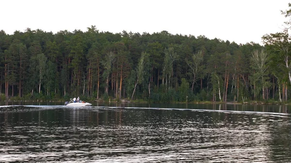 Miłośników jazdy w łodzi na jeziorze. Przyjaciele razem relaksujący na wodzie. Pięknych — Zdjęcie stockowe