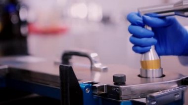 Bilim adamları laboratuarda çalışıyorum. Laboratuvar deneyi hangi bilimsel aygıt