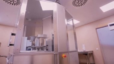 İlaç endüstrisi. Üretim hattı makine konveyör. İlaç makinesi.