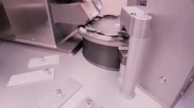 İlaç endüstrisi. Üretim hattı makine konveyör. İlaç makinesi.