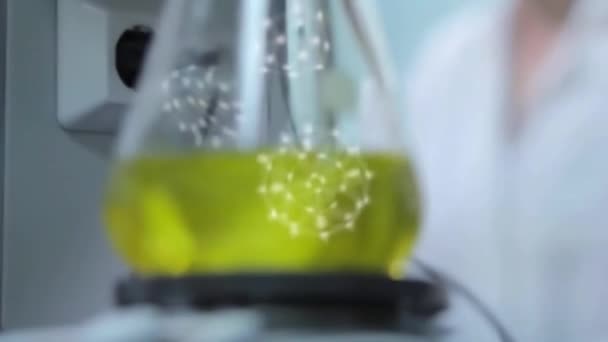 Líquido amarelo em um tubo de ensaio na escala. Experiência química em laboratório — Vídeo de Stock