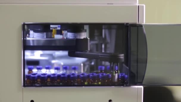 Laboratory automatic machine. Auto clips installed in her plastic tubes — Stock Video