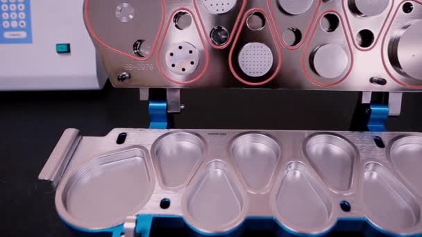 Moldes para equipos farmacéuticos. Innovación en la industria farmacéutica — Vídeos de Stock