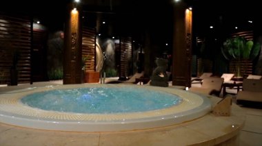 Gevşeme havuz şelale ile Spa. Jakuzi ve havuz boş lüks spa. Jakuzi ve sauna. Sağlık