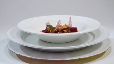 Salata fırında pancar, roka, peynir ve fındık. Pancar ve portakal, gıda ile taze salata. Vejetaryen yalın marul pancar, soğan, ceviz, beyaz tabakta servis yakın çekim