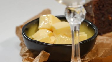 Doğranmış tereyağı, havyar, siyah ekmek. Kaşık ile kırmızı havyar kase dilimlenmiş ekmek, tereyağı ve otlar beyaz arka plan üzerinde hizmet verdi. Kepekli ekmek, tereyağı ve kırmızı havyar, beyaz arka plan