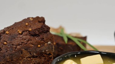 Doğranmış tereyağı, havyar, siyah ekmek. Kaşık ile kırmızı havyar kase dilimlenmiş ekmek, tereyağı ve otlar beyaz arka plan üzerinde hizmet verdi. Kepekli ekmek, tereyağı ve kırmızı havyar, beyaz arka plan