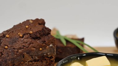 Doğranmış tereyağı, havyar, siyah ekmek. Kaşık ile kırmızı havyar kase dilimlenmiş ekmek, tereyağı ve otlar beyaz arka plan üzerinde hizmet verdi. Kepekli ekmek, tereyağı ve kırmızı havyar, beyaz arka plan