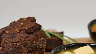 Doğranmış tereyağı, havyar, siyah ekmek. Kaşık ile kırmızı havyar kase dilimlenmiş ekmek, tereyağı ve otlar beyaz arka plan üzerinde hizmet verdi. Kepekli ekmek, tereyağı ve kırmızı havyar, beyaz arka plan