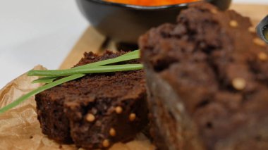 Doğranmış tereyağı, havyar, siyah ekmek. Kaşık ile kırmızı havyar kase dilimlenmiş ekmek, tereyağı ve otlar beyaz arka plan üzerinde hizmet verdi. Kepekli ekmek, tereyağı ve kırmızı havyar, beyaz arka plan