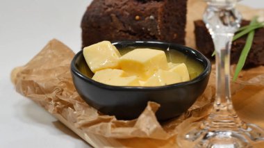 Doğranmış tereyağı, havyar, siyah ekmek. Kaşık ile kırmızı havyar kase dilimlenmiş ekmek, tereyağı ve otlar beyaz arka plan üzerinde hizmet verdi. Kepekli ekmek, tereyağı ve kırmızı havyar, beyaz arka plan