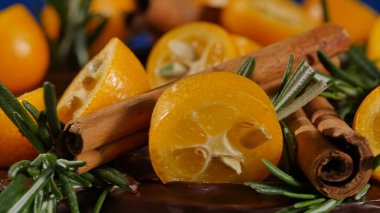 Pasta biberiye, Kamkat ve zencefilli kurabiye ile dekore edilmiştir. Kamkat ve tarçınlı kek dekore edilmiştir