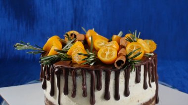 Bir bisküvi pasta önden görünümü. Meyve ve çiçekler ile pasta. Ön görünüm tanımlama bilgisi ve kremalı pasta kapatın. Çikolatalı kek ve kurabiye krem tepesi kakao dekore edilmiştir.