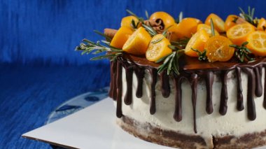 Bir bisküvi pasta önden görünümü. Meyve ve çiçekler ile pasta. Ön görünüm tanımlama bilgisi ve kremalı pasta kapatın. Çikolatalı kek ve kurabiye krem tepesi kakao dekore edilmiştir.