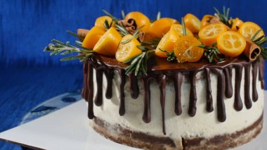 Bir bisküvi pasta önden görünümü. Meyve ve çiçekler ile pasta. Ön görünüm tanımlama bilgisi ve kremalı pasta kapatın. Çikolatalı kek ve kurabiye krem tepesi kakao dekore edilmiştir.