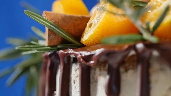 Bolo decorado com alecrim, kumquat e biscoitos de gengibre. Bolo decorado kumquat e canela — Fotografia de Stock
