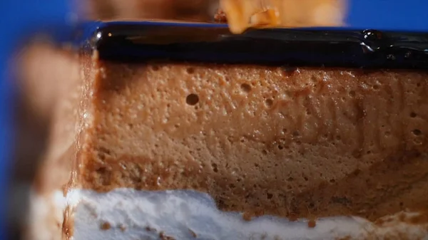 Tiramisu-Kuchen. Tiramisu-Kuchen auf Teller mit Gabel isoliert auf dunkelblauer Nahaufnahme — Stockfoto