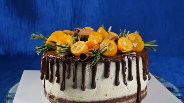 Bir bisküvi pasta önden görünümü. Meyve ve çiçekler ile pasta. Ön görünüm tanımlama bilgisi ve kremalı pasta kapatın. Çikolatalı kek ve kurabiye krem tepesi kakao dekore edilmiştir.