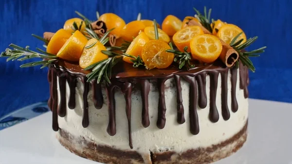 Bir bisküvi pasta önden görünümü. Meyve ve çiçekler ile pasta. Ön görünüm tanımlama bilgisi ve kremalı pasta kapatın. Çikolatalı kek ve kurabiye krem tepesi kakao dekore edilmiştir.