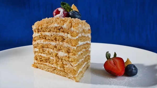 Gâteau stratifié aux fraises. Gâteau arc-en-ciel en gros plan, gâteau stratifié. Gâteau court aux fraises . — Photo