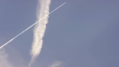 Büyük yolcu süpersonik uçak için açık mavi gökyüzü, beyaz uzun iz bırakarak yüksekten uçuyor. Masmavi bir gökyüzü üzerinde çapraz iz bırakmadan uçaklar. Jet uçağı mavi gökyüzü üzerinde uzun bir iz