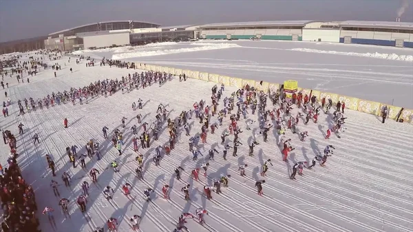 대량 스키에 참여 하는 사람들이 경쟁 하는 동안 러시아의 스키 트랙을 경주. 경쟁 스키, 군중입니다. 슬로프에 대회에 참여 하는 사람들의 많은 수 — 스톡 사진