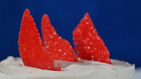 Красный декоративный элемент на торте. Мармелад на торте. Кусок клубничного торта — стоковое фото