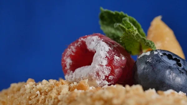 Morango cortado e mirtilos no bolo. A ignição faísca em um bolo de crianças com morangos e mirtilos. bolo e decoração de baga fresca — Fotografia de Stock