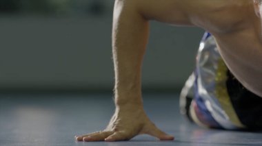 Çekirdek egzersiz fitness mat jimnastik salonu kas delikanlı. Uygun erkek sağlık kulübü eğitim sırasında barfiks yapıyor. Crossfit salonunda şınav kaslı bir adam.