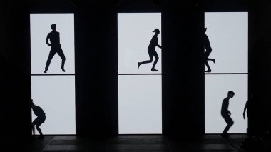 Dans gölgeler. Sahne Alanı'nda dans dansçılar. Dansçılar siluetleri. Dans gölgeler. 3D dans gösterisi