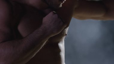 Yumruklar duman koyu arka planda kapatın. Kas kickbox veya muay Tay savaşçı duman Delme.