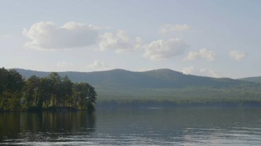 Göl kıyısında güzel mavi temiz su. Ormana lake görünümü