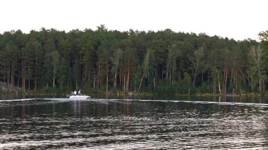 Aşık bir gölde bir bota binmek. Arkadaşlar su birlikte rahatlatıcı. Etrafında güzel doğa
